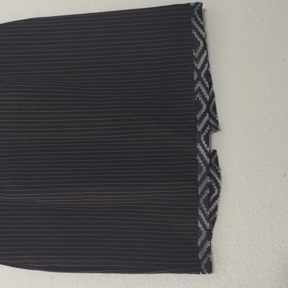 SLIGHTLY USED VICTORIA ASHLEY PIN STRIPE SKIRT WITH DESIGN ON HEM SIZE 5/6 - Picture 3 of 9